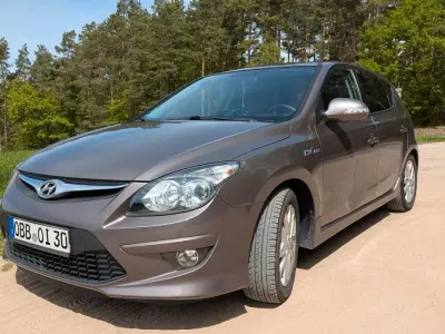 Używany Hyundai i30 Classic 90 KM (66 kW) 2012 Brązowy Sedan/Limuzyna