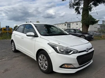 Gebraucht Hyundai i20 75 PS (55 kW) 2016 Weiß Kleinwagen
