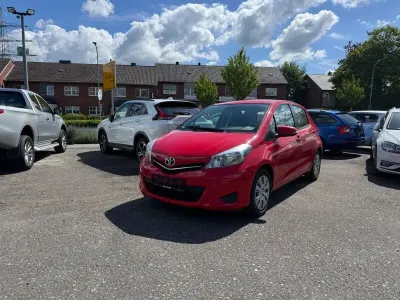 Gebraucht Toyota Yaris Life 99 PS (72 kW) 2012 Rot Kleinwagen