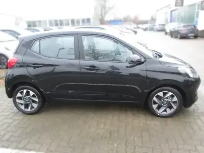 Gebraucht Hyundai i10 Trend 63 PS (46 kW) 2024 Schwarz Kleinwagen
