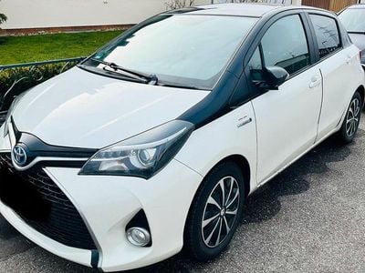 Gebraucht Toyota Yaris Hybrid 74 PS (54 kW) 2016 Weiß Kleinwagen