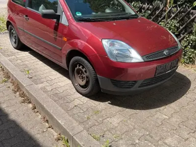 Gebraucht Ford Fiesta Ambiente 80 PS (58 kW) 2003 Rot Kleinwagen