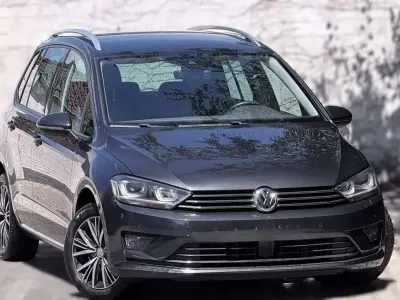 Gebraucht VW Golf Sportsvan Allstar 110 PS (80 kW) 2016 Carbon steel grey metallic Van / Kleinbus