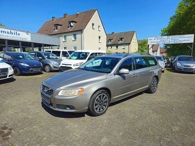 Begagnad Volvo V70 Momentum 163 HK (119 kW) 2009 Guld Kombi