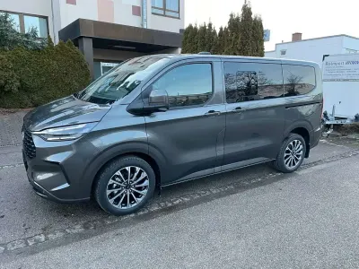 Gebraucht Ford Tourneo Titanium 170 PS (125 kW) 2026 Silber Van / Kleinbus