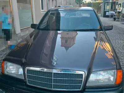 Gebraucht Mercedes C180 122 PS (89 kW) 1994 Braun Limousine