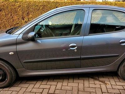 Gebraucht Peugeot 206+ 60 PS (44 kW) 2010 Silber Kleinwagen