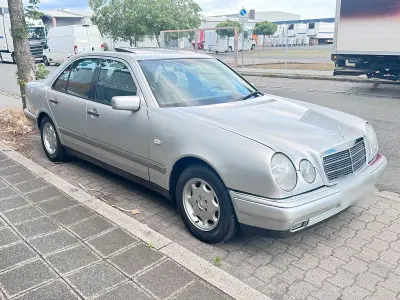 Gebraucht Mercedes E220 95 PS (69 kW) 1997 Silber Limousine