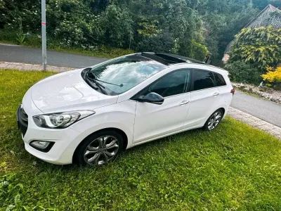 Gebraucht Hyundai i30 110 PS (80 kW) 2015 Weiß Limousine