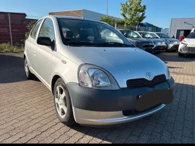 Brugt Toyota Yaris Luna 68 HK (50 kW) 2001 Sølv Sedan