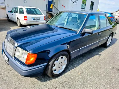 Gebraucht Mercedes E230 132 PS (97 kW) 1992 Blau Limousine