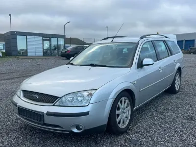 Używany Ford Mondeo Ambiente 125 KM (91 kW) 2003 Srebrny Sedan/Limuzyna