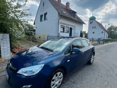 Gebraucht Opel Astra 101 PS (74 kW) 2011 Blau Kombi