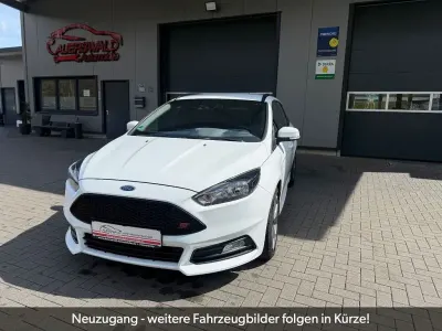 Używany Ford Focus ST 185 KM (136 kW) 2018 Biały Sedan/Limuzyna