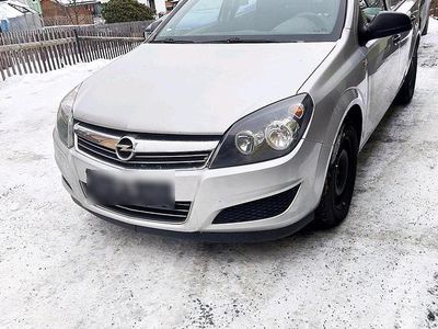 Silber Gebraucht 2010 Opel Astra Kombi | 2.500 €