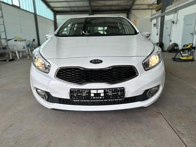 Usado Kia Ceed 128 HP (94 kW) 2015 Branco Citadino