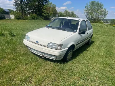 Używany Ford Fiesta 50 KM (36 kW) 1993 Biały Hatchback