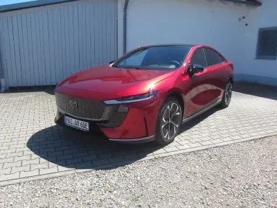 Neu Mazda 6e Takumi-Line 60 kW (82 PS) 2026 Rot Limousine