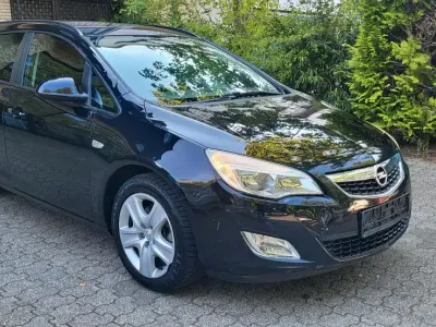 Gebraucht Opel Astra 125 PS (91 kW) 2011 Schwarz Kombi