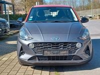 Gebraucht Hyundai i10 84 PS (61 kW) 2020 Graumet. dach rotorange Kleinwagen