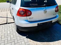 Second-hand VW Golf IV 105 CP (77 kW) 2004 Argintiu Berlinǎ