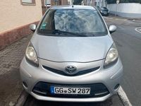 Gebraucht Toyota Aygo 68 PS (50 kW) 2012 Silber Kleinwagen