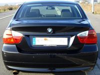 Gebraucht BMW 318 143 PS (105 kW) 2006 Schwarz metallic Limousine