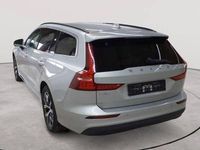 Gebraucht Volvo V60 Core 197 PS (144 kW) 2023 Silver dawn metallic Kombi