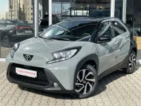 Neu Toyota Aygo X Design 72 PS (52 kW) 2026 Urban khaki, dach mysticschwar SUV