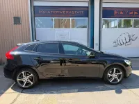 Gebraucht Volvo V40 Momentum 120 PS (88 kW) 2018 Schwarz Limousine