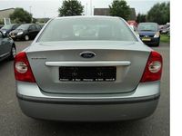 Gebraucht Ford Focus Ghia 146 PS (107 kW) 2005 Grau metallic Limousine