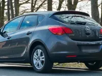 Usata Opel Astra 100 CV (73 kW) 2012 Andere farben Utilitaria