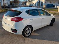 Usado Kia Ceed DREAM-TEAM Edition 101 HP (74 kW) 2017 Branco Citadino
