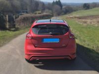 Gebraucht Ford Focus ST-Line 182 PS (133 kW) 2018 Rot Limousine