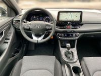 Gebraucht Hyundai i30 Advantage 120 PS (88 kW) 2024 Atlas white / sol Limousine
