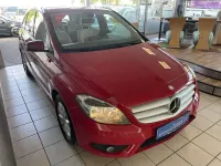 Gebraucht Mercedes B180 122 PS (89 kW) 2014 Rot Kleinwagen