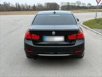 Gebraucht BMW 318 143 PS (105 kW) 2012 Schwarz Limousine