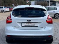 Gebraucht Ford Focus Champions Edition 162 PS (119 kW) 2013 Weiß Limousine
