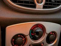 Gebraucht Renault Clio II 75 PS (55 kW) 2009 Silber Kleinwagen