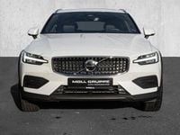 Gebraucht Volvo V60 CC Plus 197 PS (144 kW) 2023 Crystal white pearl / metallic Kombi