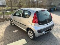 Gebraucht Peugeot 107 Access 68 PS (50 kW) 2012 Silber Kleinwagen