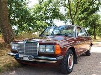 Gebraucht Mercedes E230 136 PS (100 kW) 1983 Rot Limousine