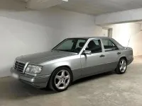 Używany Mercedes E220 150 KM (110 kW) 1993 Srebrny Sedan/Limuzyna