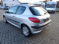 Gebraucht Peugeot 206 60 PS (44 kW) 2001 Silber Kleinwagen