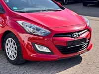 Gebraucht Hyundai i30 99 PS (72 kW) 2012 Rot Limousine