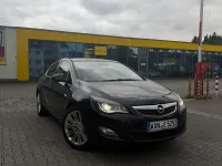 Używany Opel Astra 179 KM (131 kW) 2012 Czarny Sedan/Limuzyna