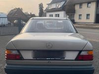 Gebraucht Mercedes E230 136 PS (100 kW) 1985 Gold Limousine