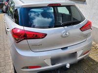 gebraucht Hyundai i20 1.2l activ Silber BJ 2017