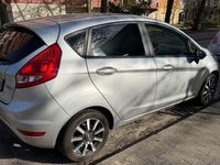 Gebraucht Ford Fiesta Ambiente 82 PS (60 kW) 2010 Silber Kleinwagen