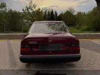 Używany Mercedes E220 150 KM (110 kW) 1993 Czerwony Sedan/Limuzyna